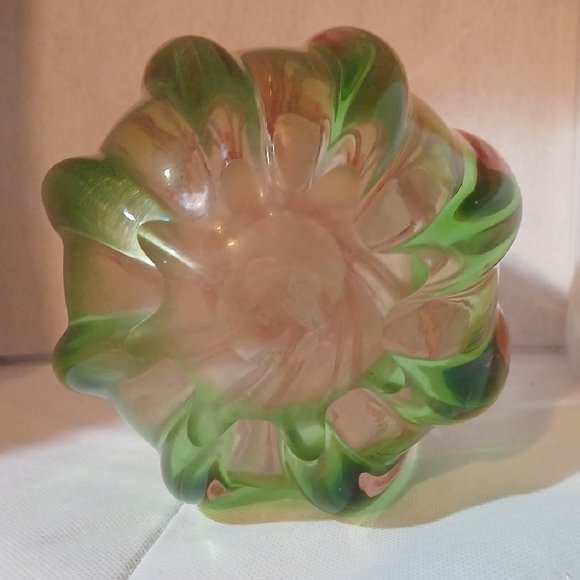 Elegant Pink and Green Glass Vase - Picture 3 of 6